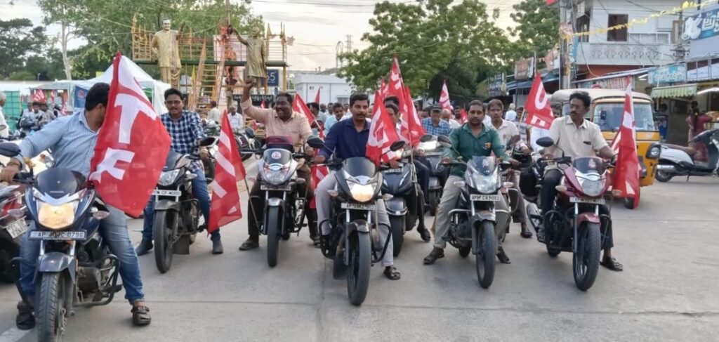 సాధారణ టెట్ నిర్వహణకు వ్యతిరేకంగా రేపల్లెలో యూటీఎఫ్ భారీ బైక్ ర్యాలీ