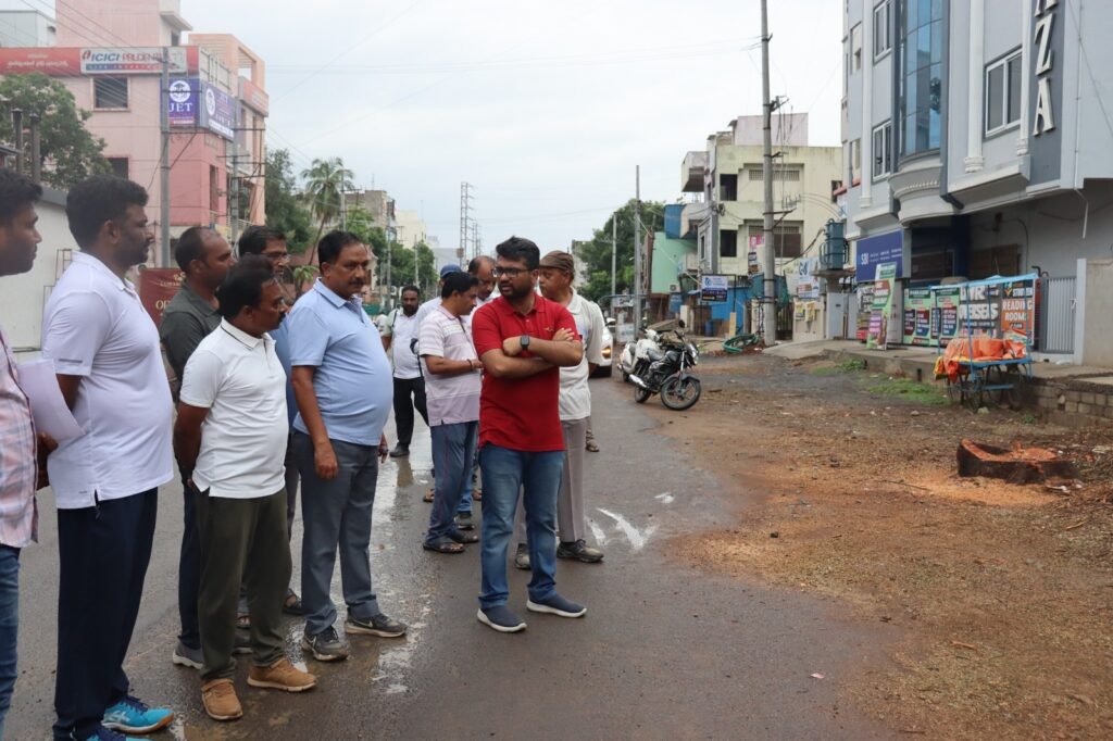 బృందావన్ గార్డెన్స్ రోడ్ విస్తరణ పనులు పరిశీలించిన కమిషనర్