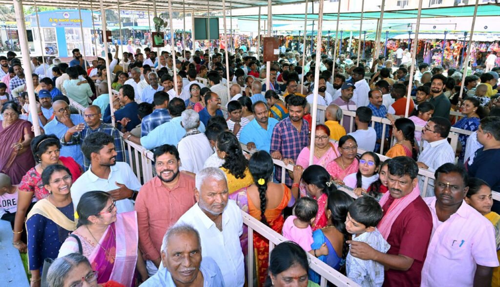 కాణిపాకం భక్తుల రద్దీతో కిటకిట