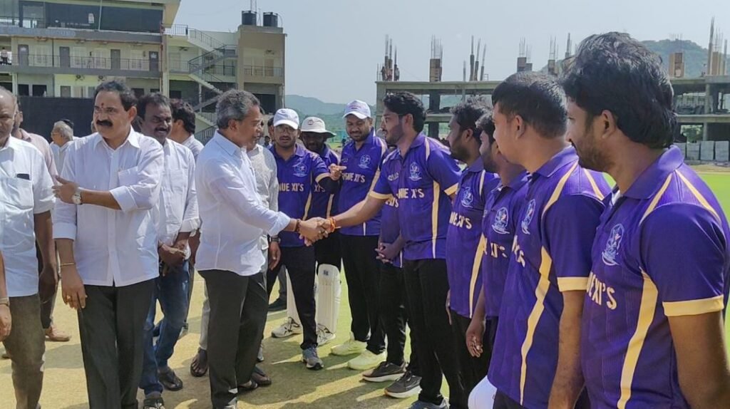 మూలపాడులో క్రికెట్ క్రీడా పోటీలు ప్రారంభం