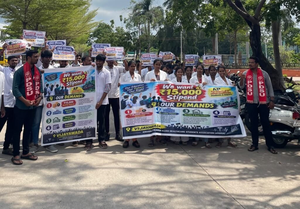 సిద్ధార్థ మెడికల్ కాలేజీ విద్యార్థుల సమ్మె తీవ్రతరం